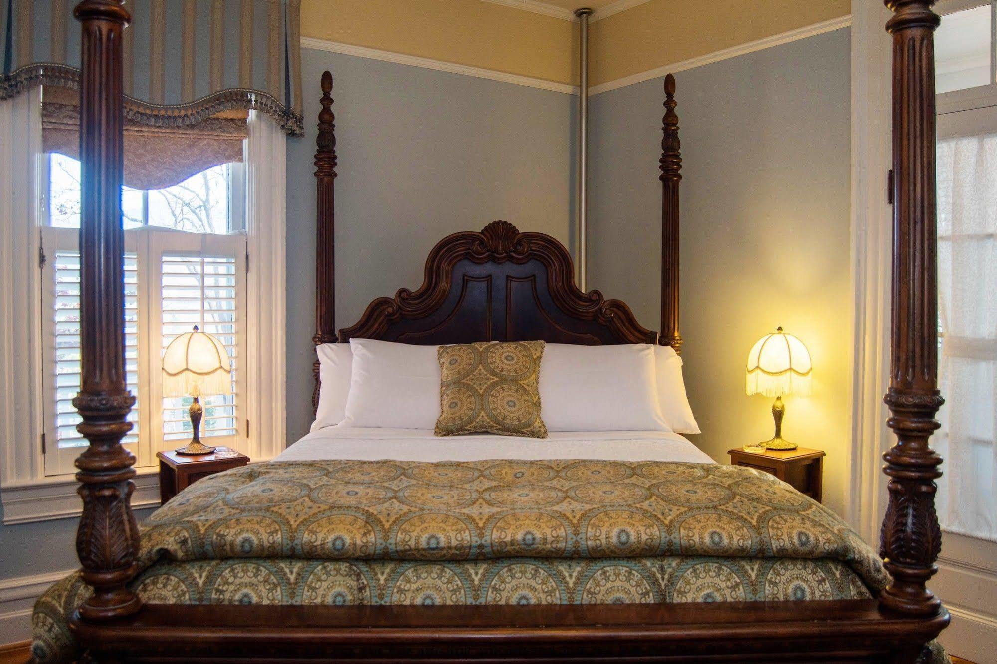 Oak Hill On Love Lane Bed And Breakfast Inn 웨인즈빌 외부 사진