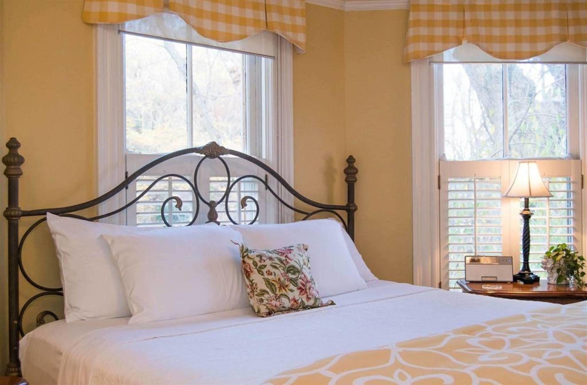 Oak Hill On Love Lane Bed And Breakfast Inn 웨인즈빌 외부 사진