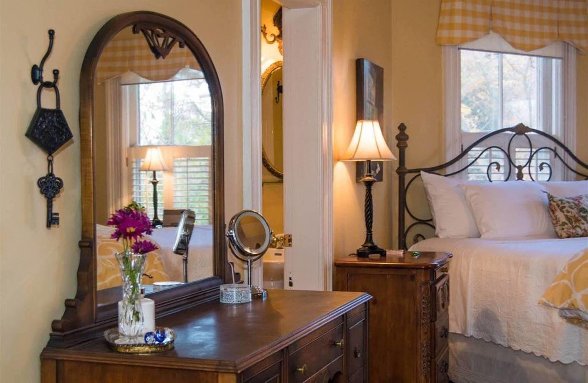 Oak Hill On Love Lane Bed And Breakfast Inn 웨인즈빌 외부 사진