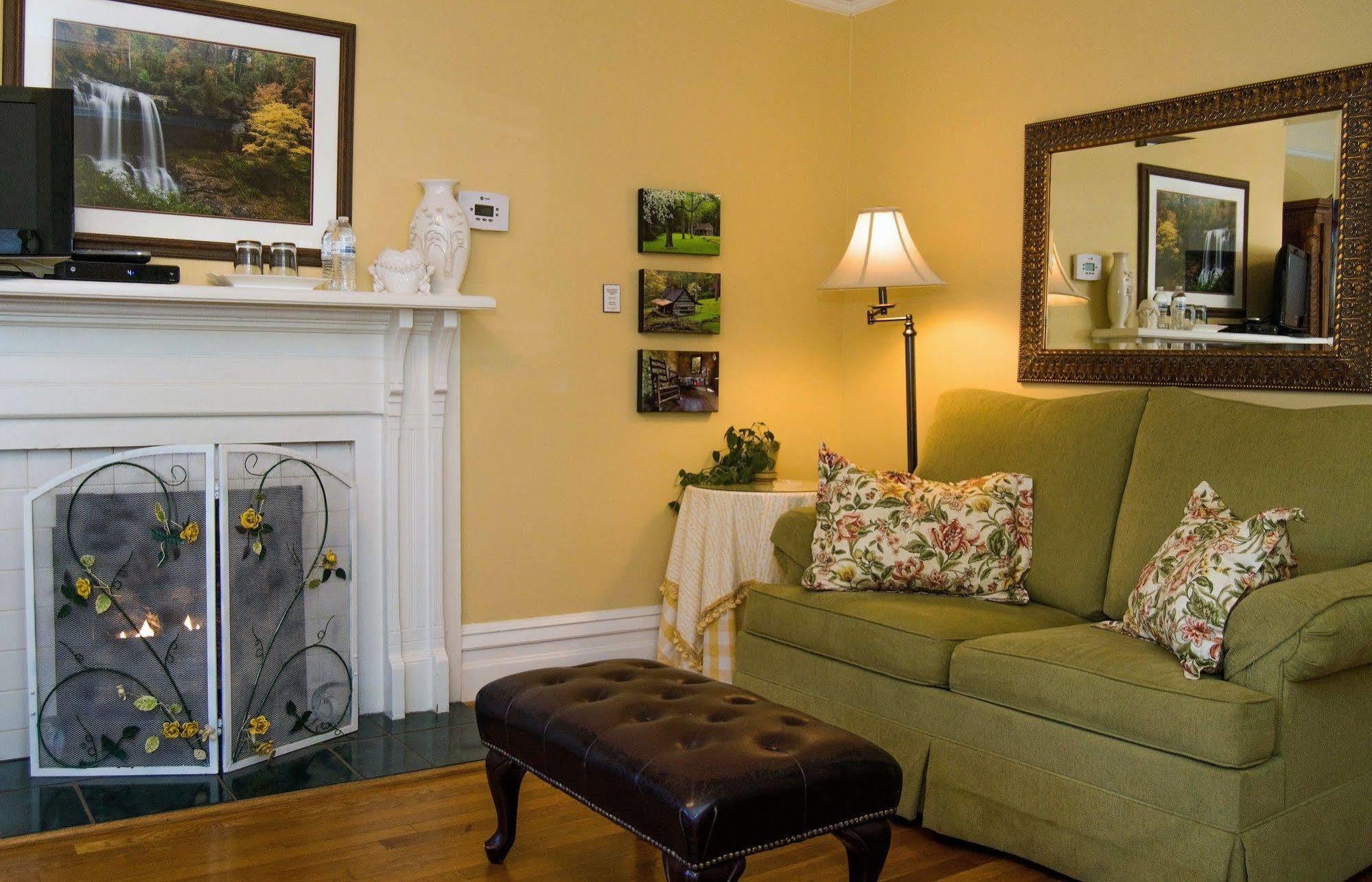 Oak Hill On Love Lane Bed And Breakfast Inn 웨인즈빌 외부 사진