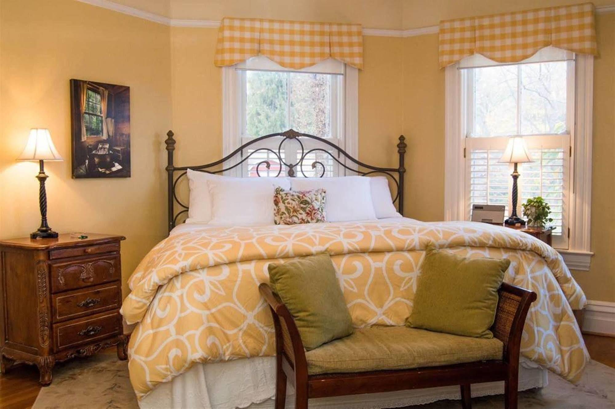 Oak Hill On Love Lane Bed And Breakfast Inn 웨인즈빌 외부 사진